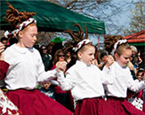 Children holding hands, doing an Irish dance